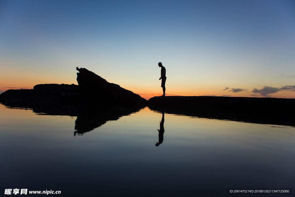 夕阳下的河道风景