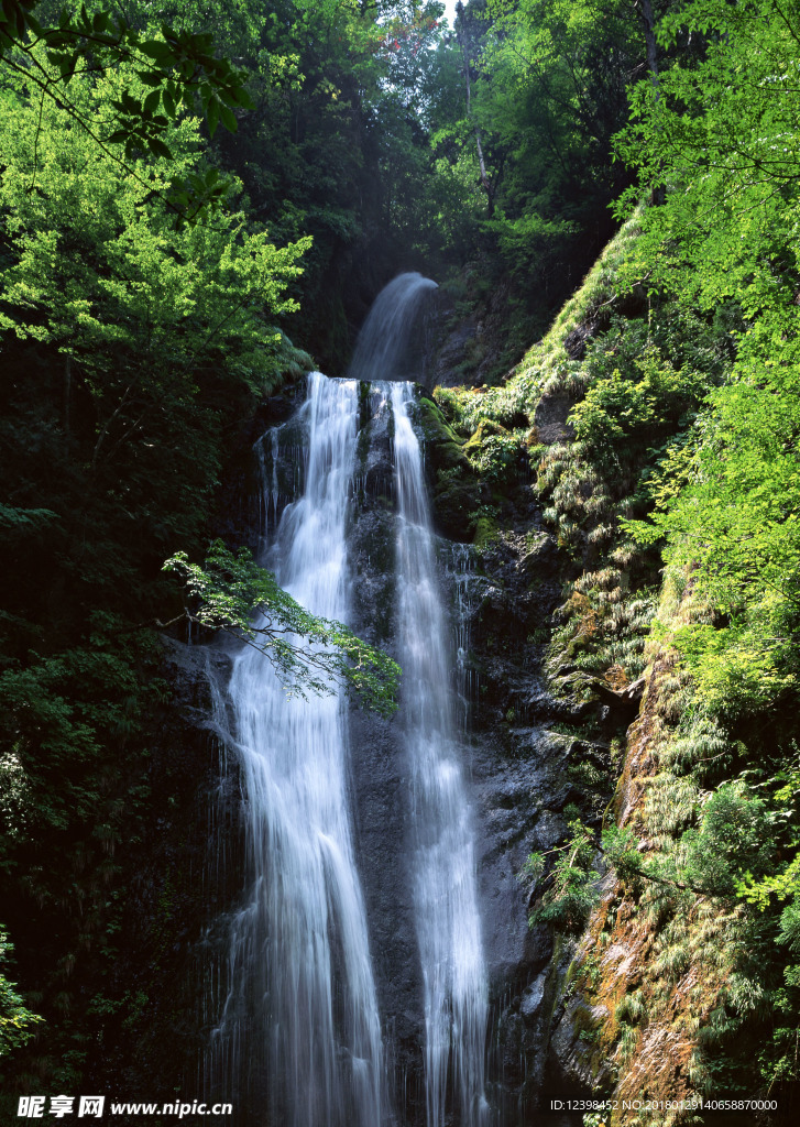 山涧瀑布