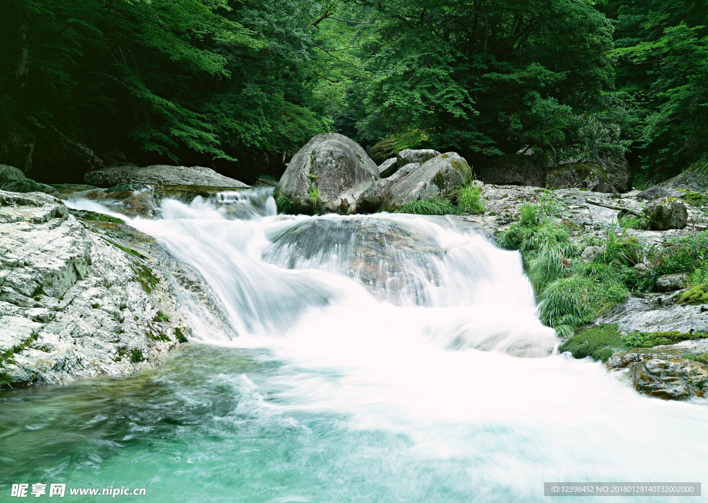 山涧溪流