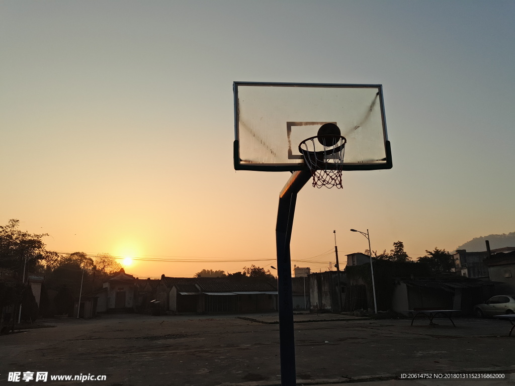 夕阳下的篮球场