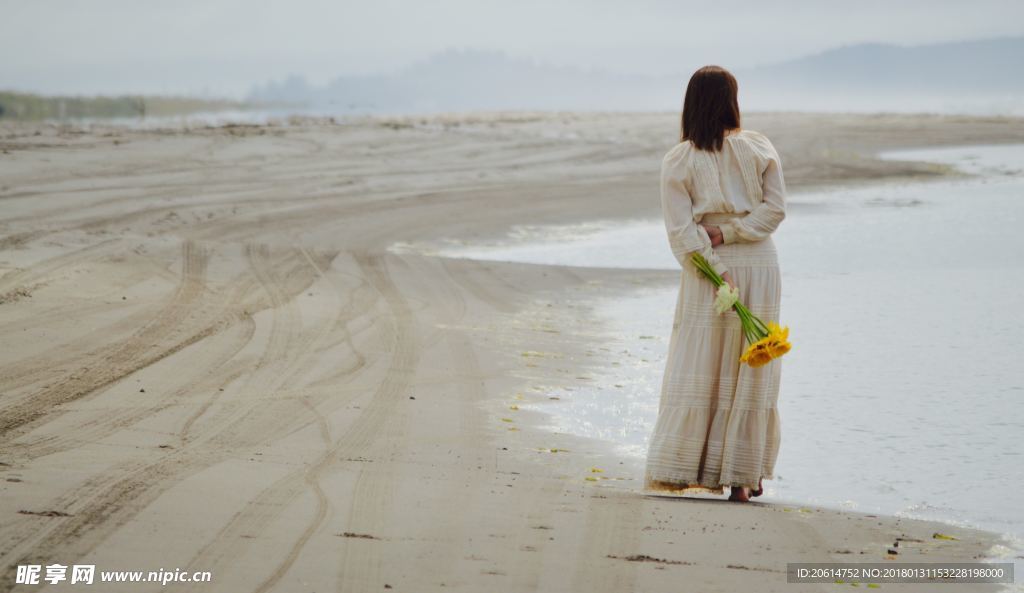 海边玩耍的女人