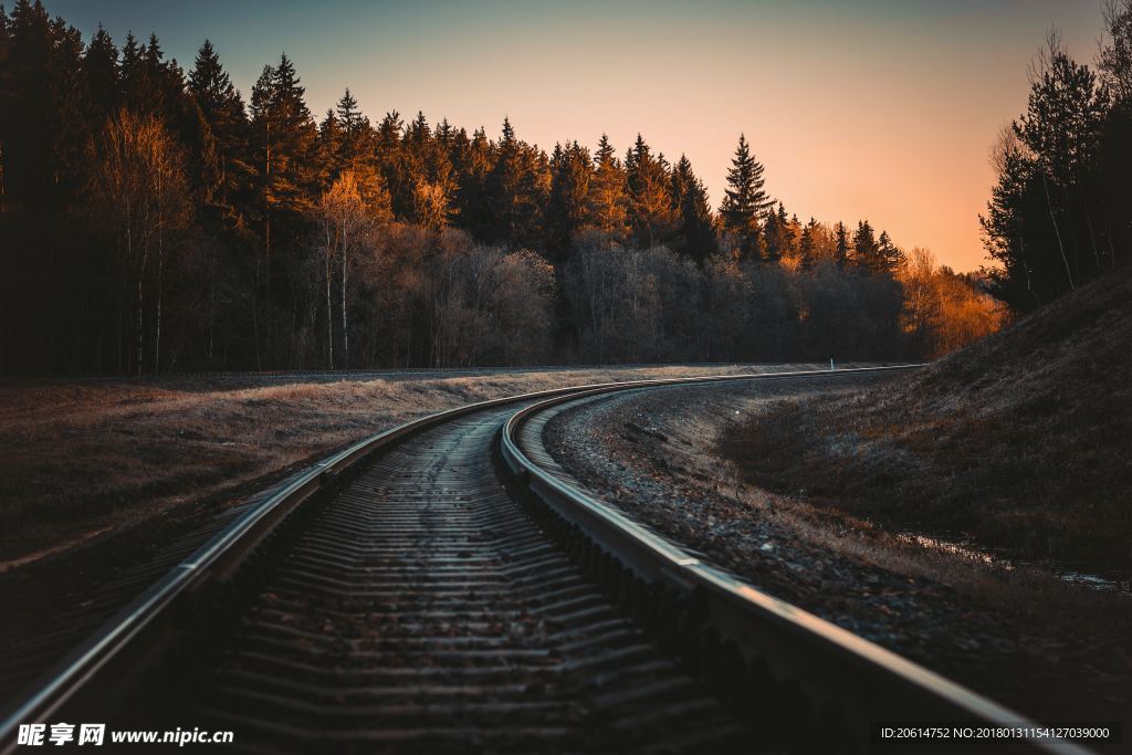 夕阳下的道路风景