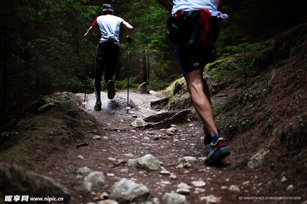 野外徒步跑