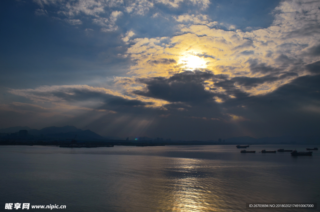 美丽的大海日落风光