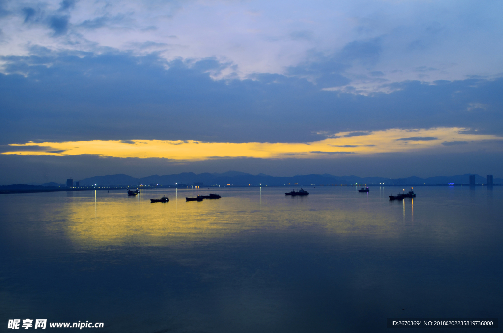 日落大海渔船风景