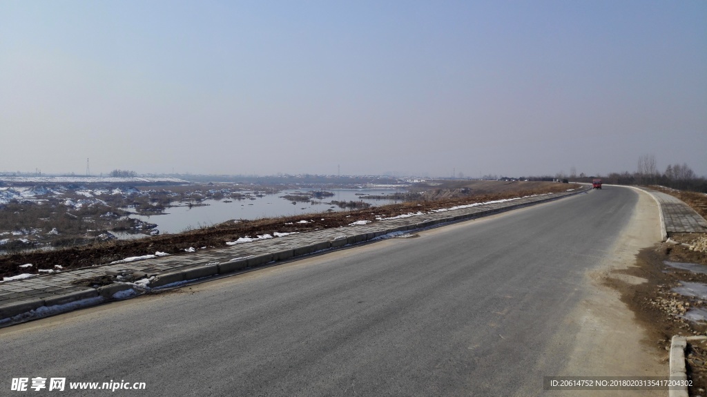 蓝天下的道路风景