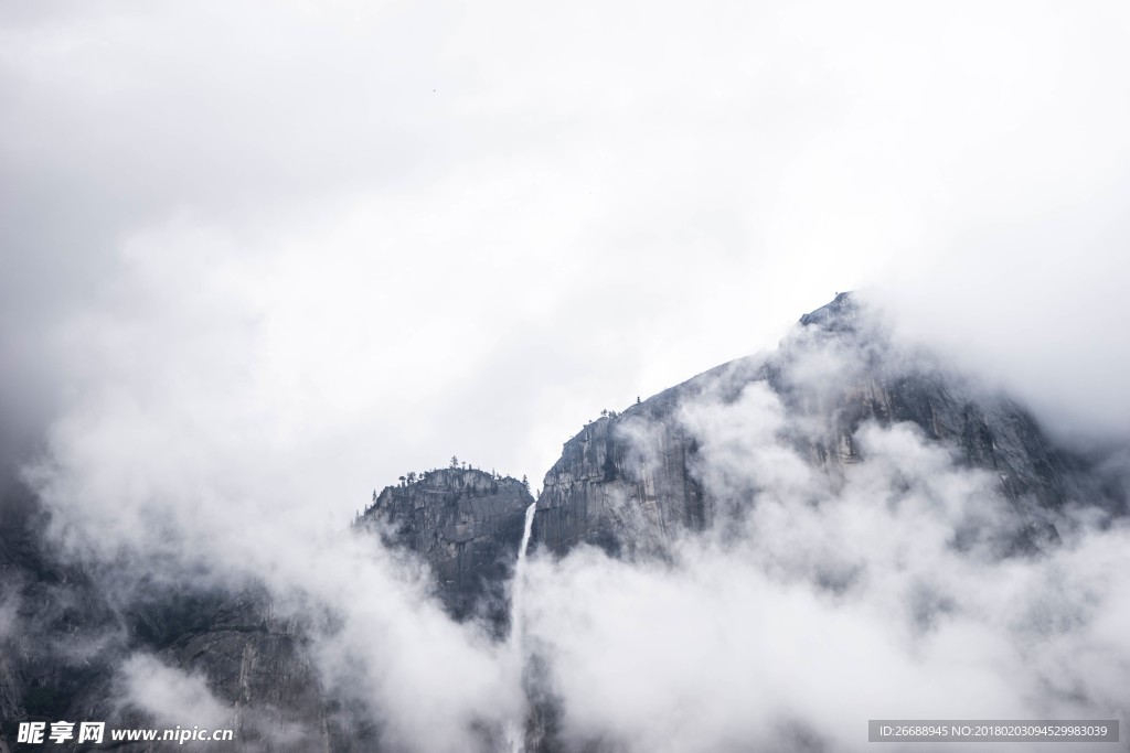 云雾缭绕高山流水