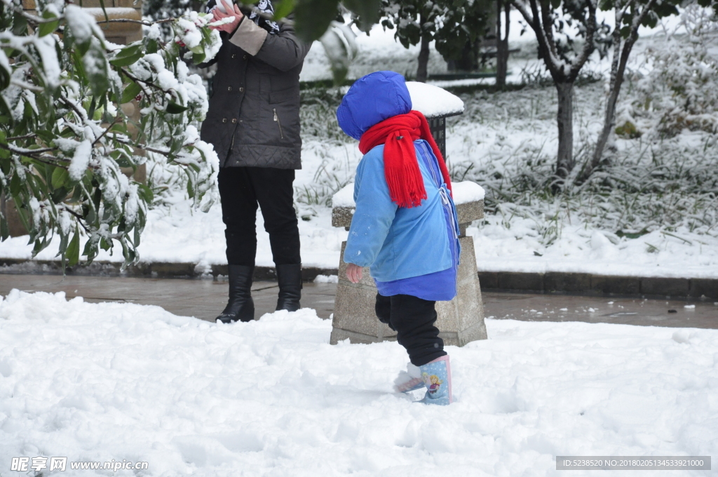 雪地里的孩子