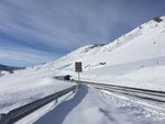 大雪覆盖弯曲的车道路