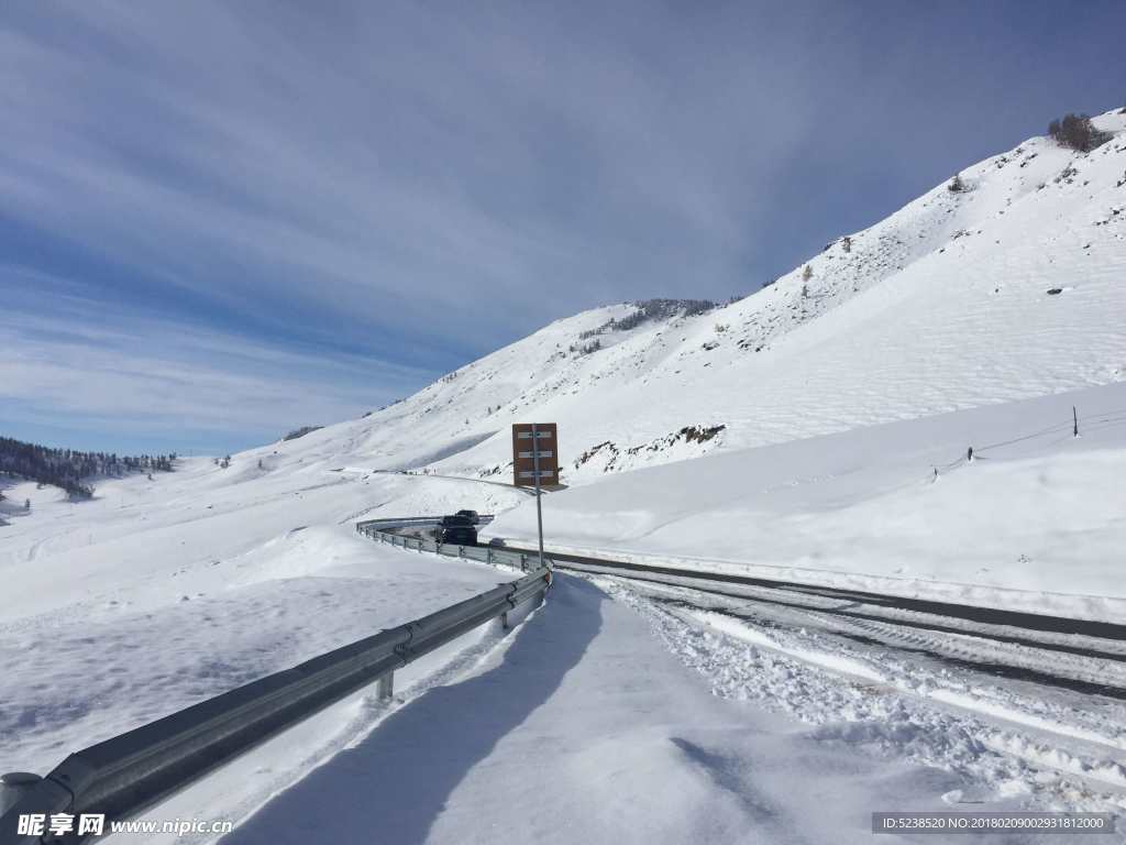 大雪覆盖弯曲的车道路