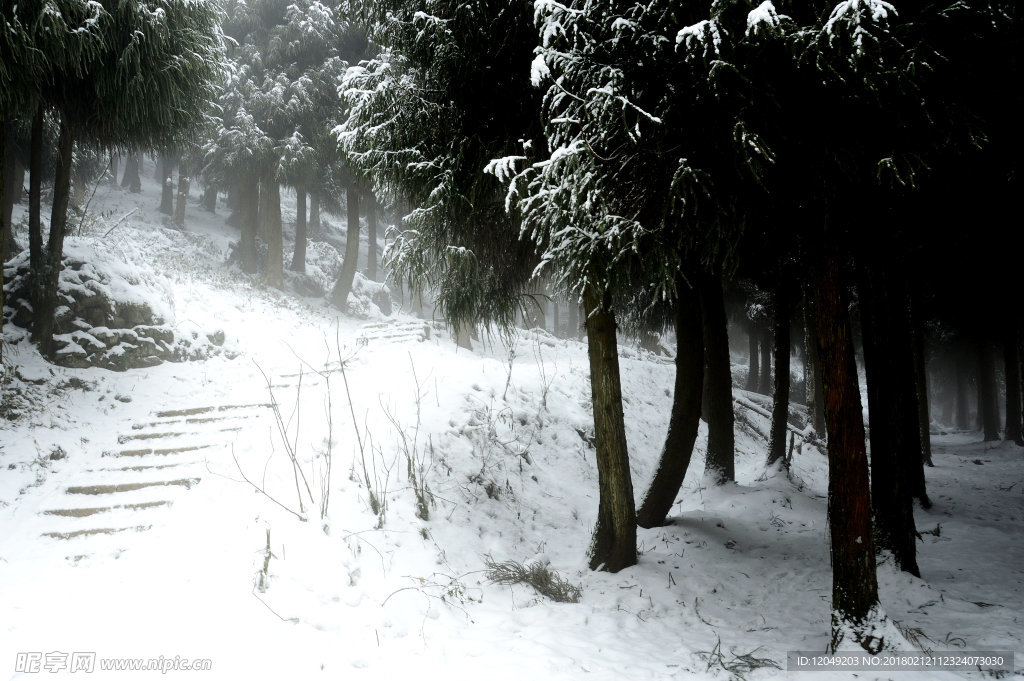 雪山徒步