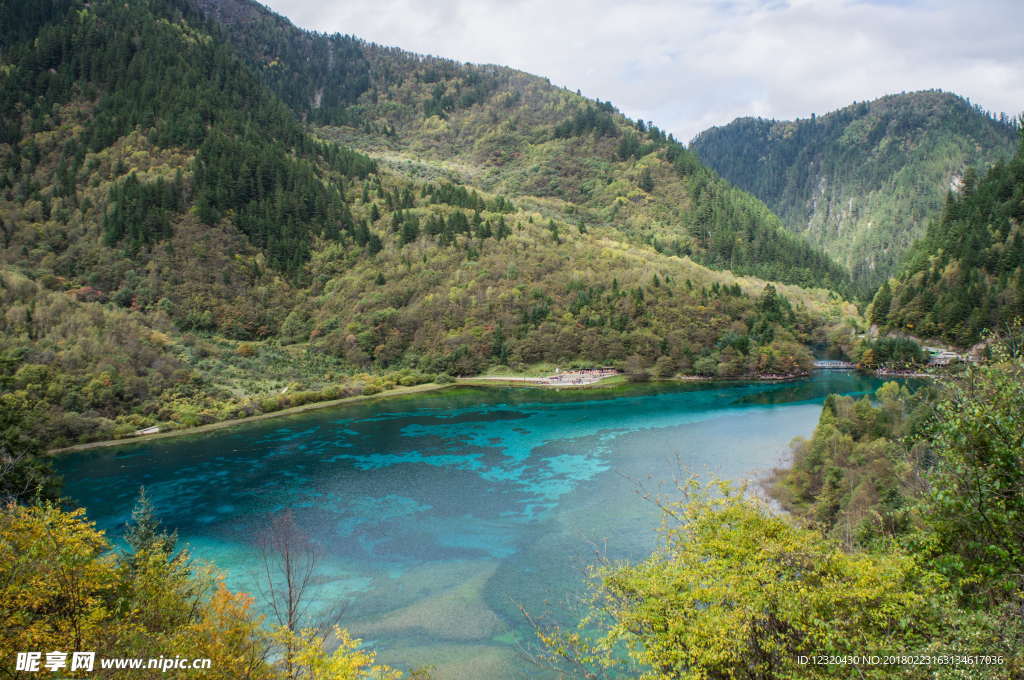 山顶湖水