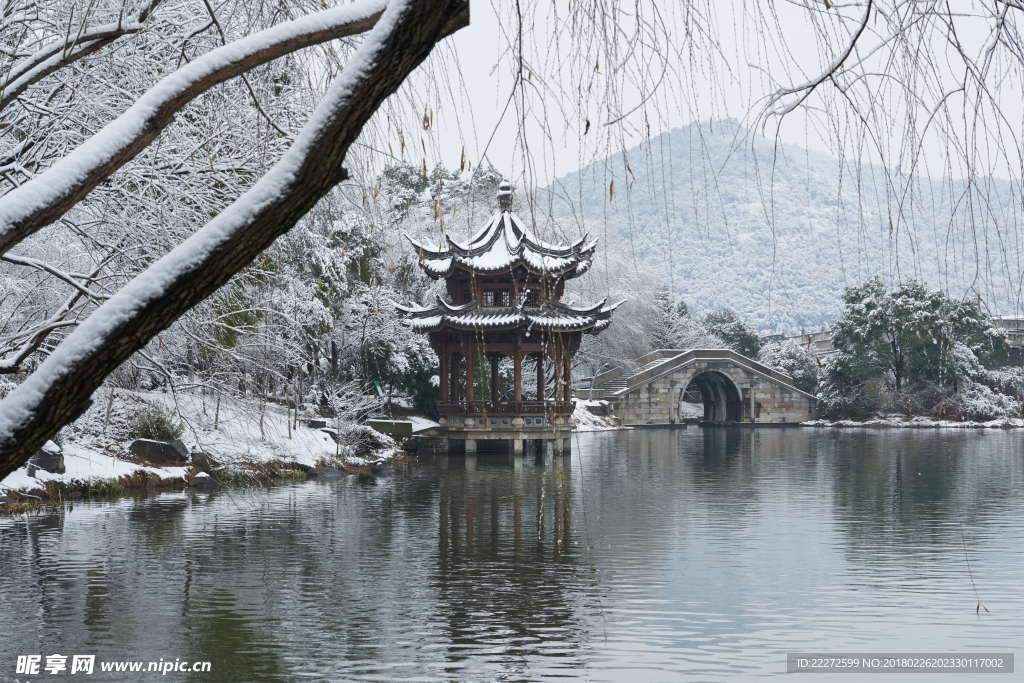 雪后的湖