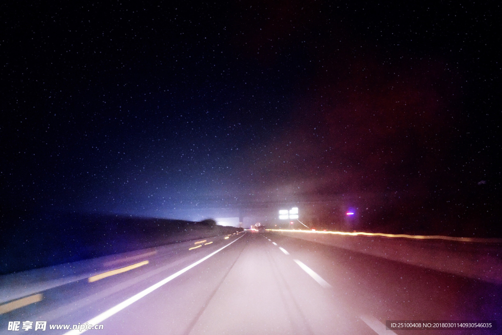 夜晚的高速公路