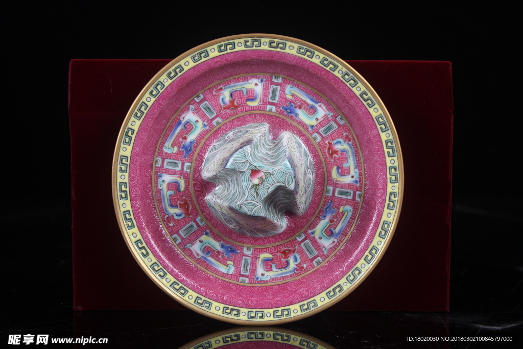 粉彩玛瑙红地绘古铜纹茶杯托盘