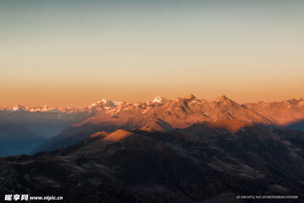 夕阳下的大山风光