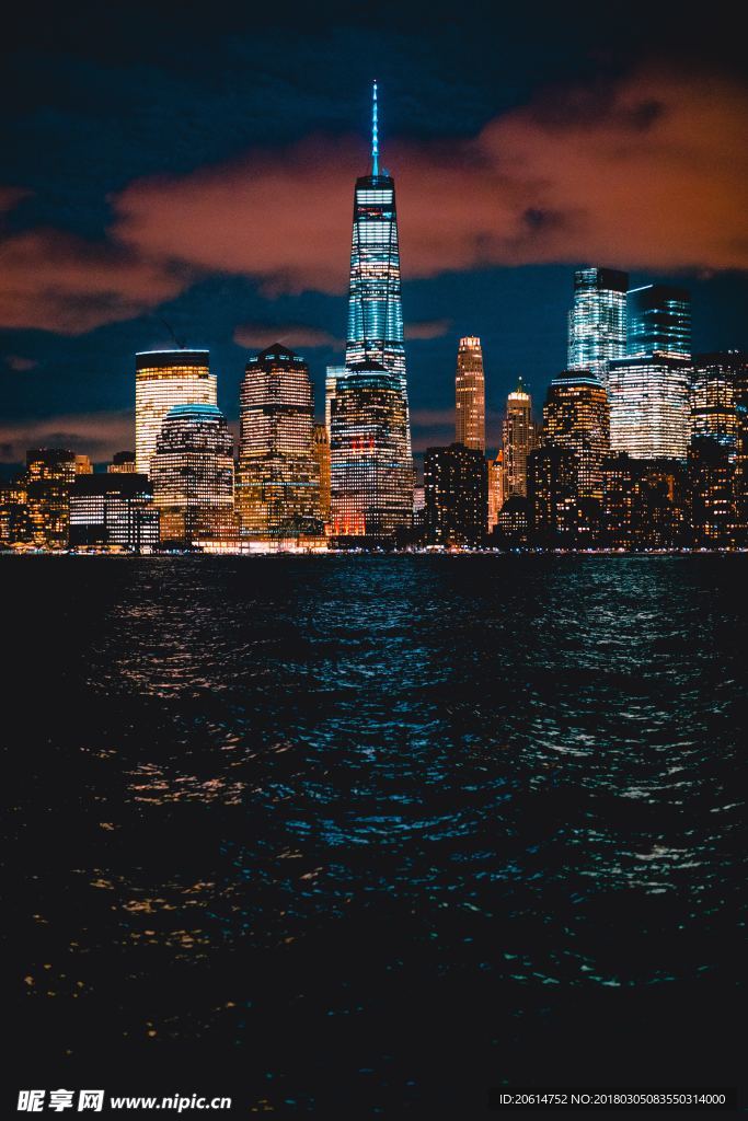 夜色下的高楼建筑