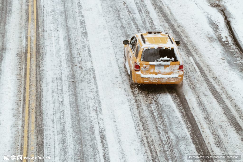 雪中行驶的汽车