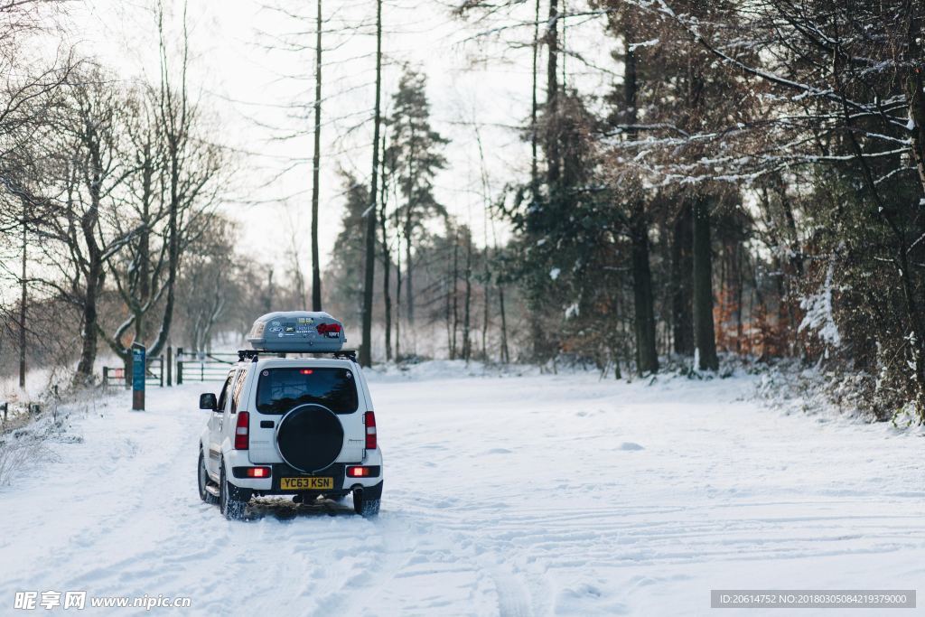 雪地中行驶的汽车