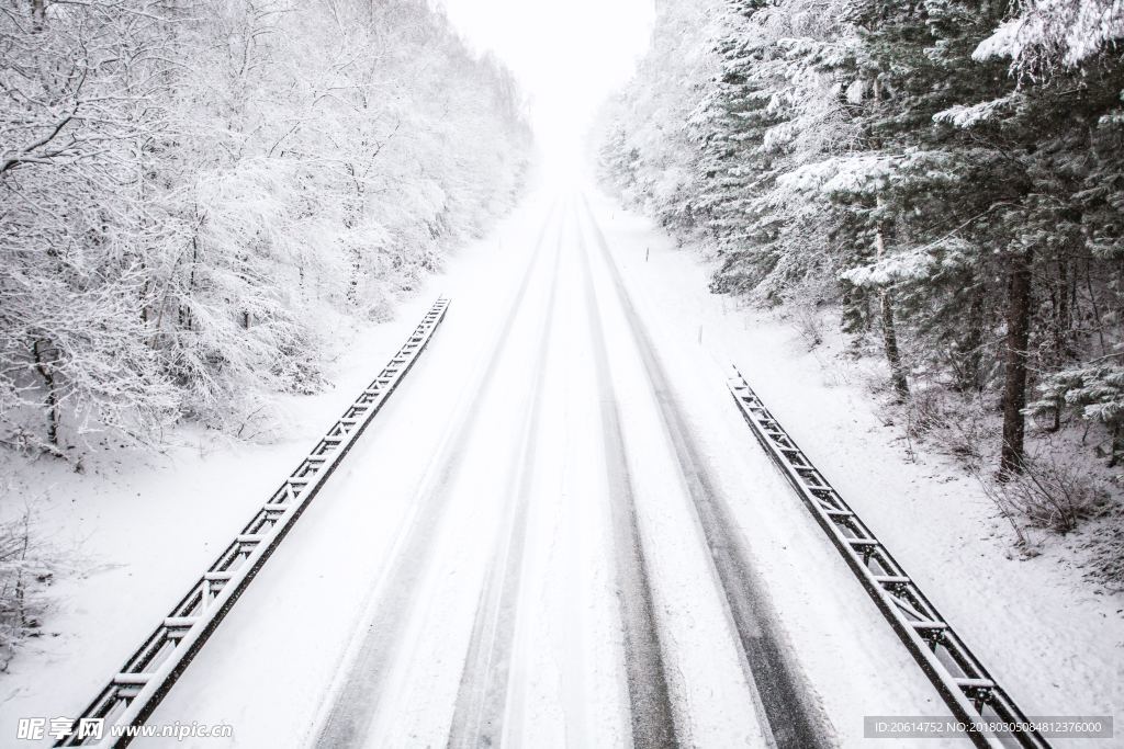 冬日里的乡村雪景