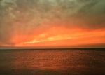 海岸线与乌云下的夕阳