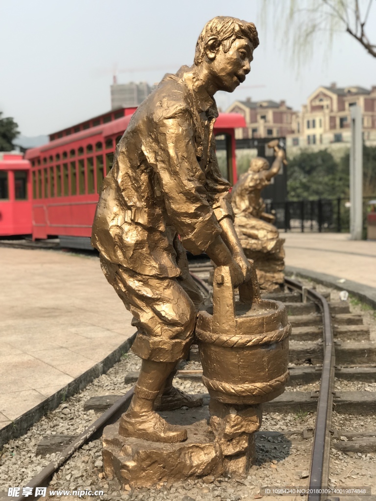 提水的人雕塑