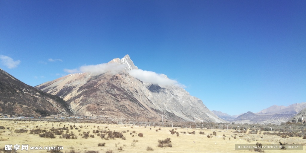 大山上的云朵风景图片