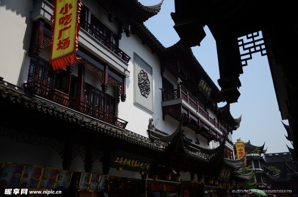上海城隍庙飘动的旗子