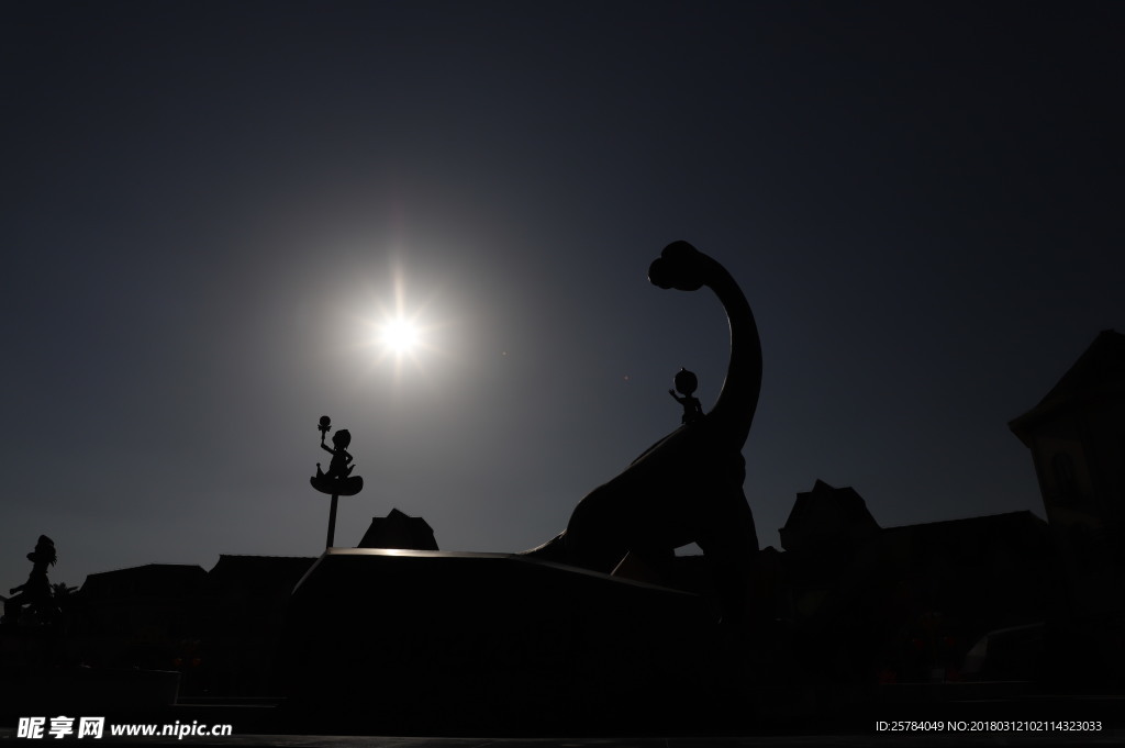 西部恐龙园雕塑逆光
