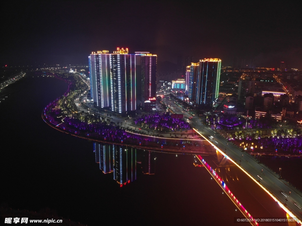 沿河夜景