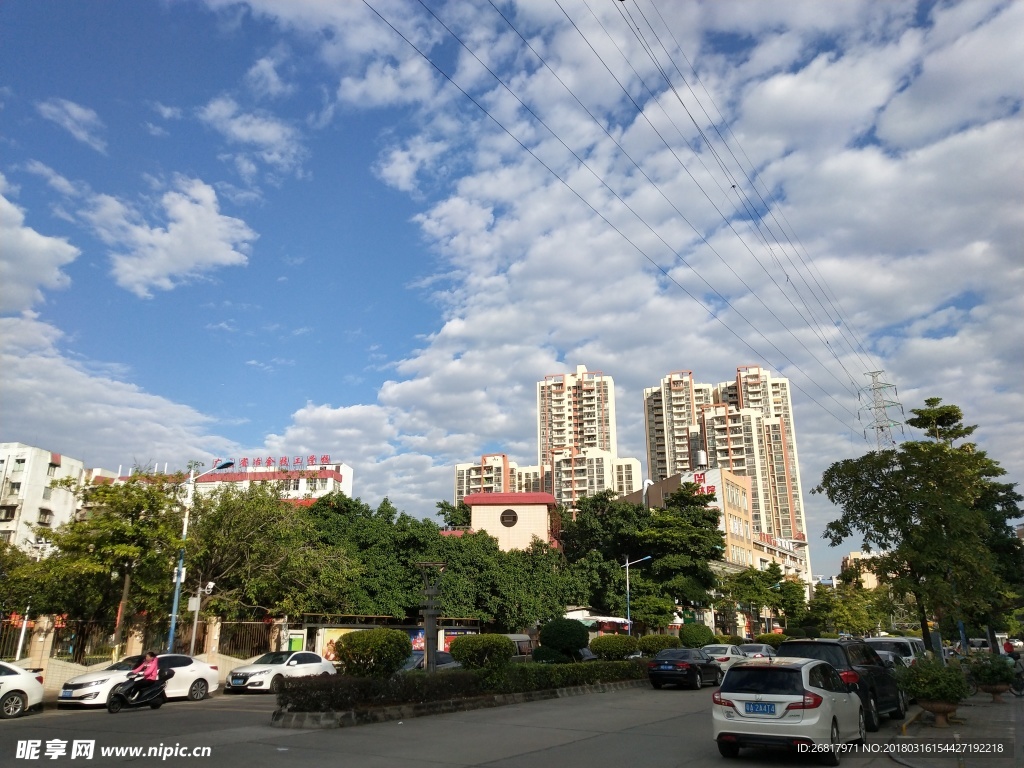 城市蓝天白云
