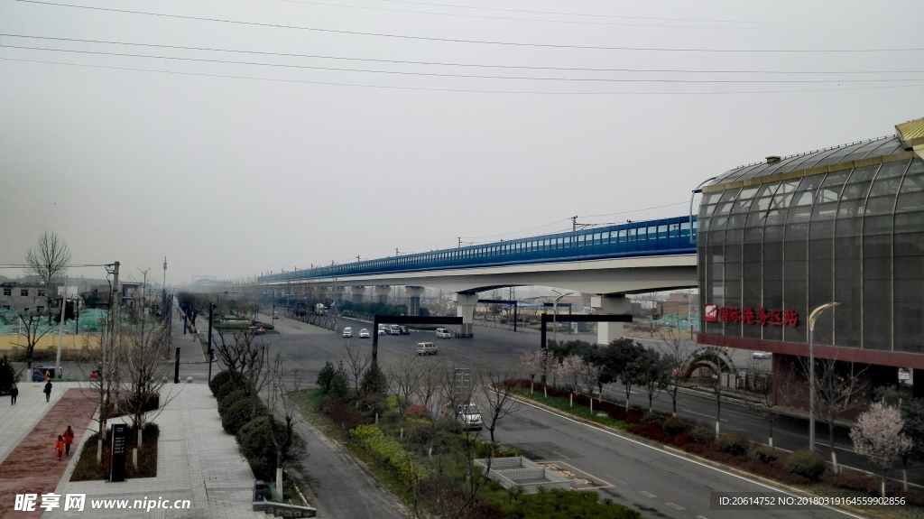 空荡荡的城市道路