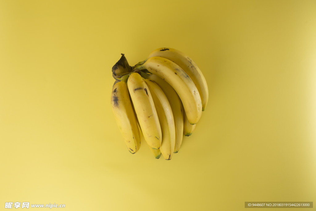 熟香蕉黄色背景图片