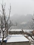 下着小雪的农村
