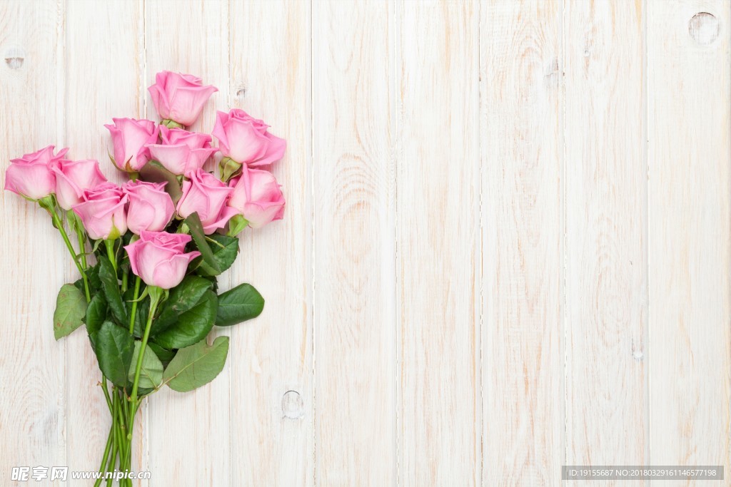 木板上的一束花朵