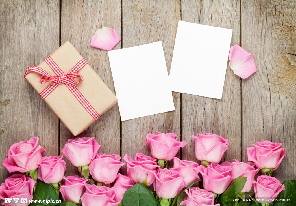 木板上的花朵、信纸和礼物盒