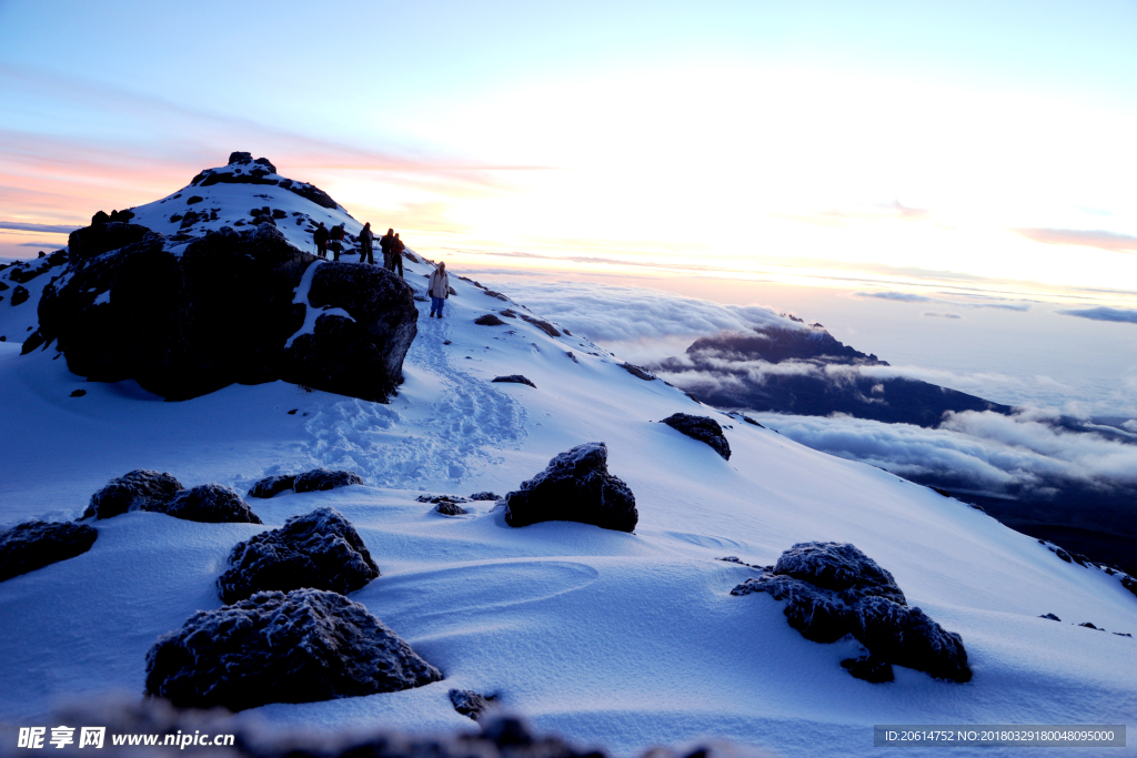 日暮下的雪山风景