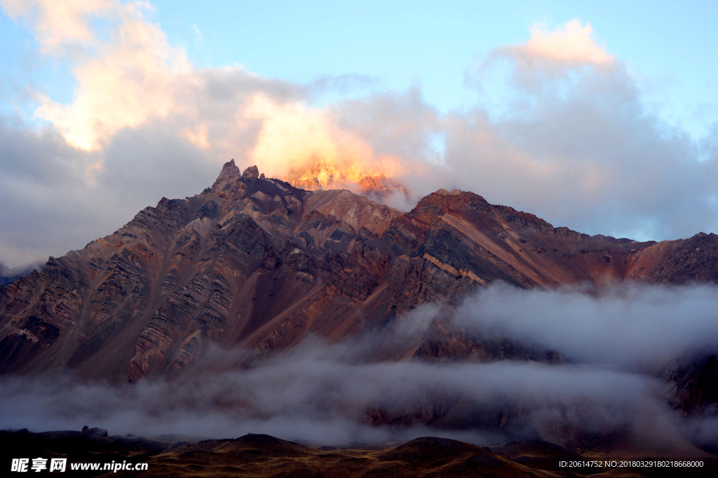 夕阳下的大山风光