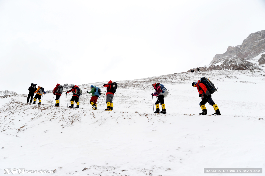 攀登雪山