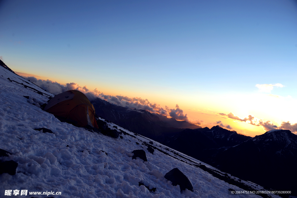 夕阳下的雪山美景