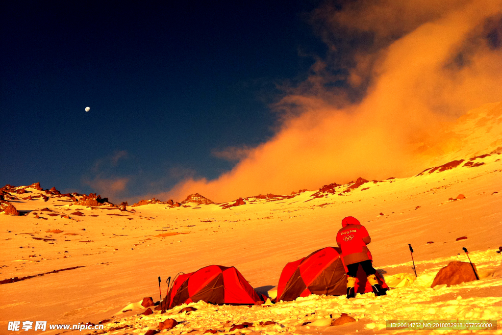 夕阳下的雪山美景