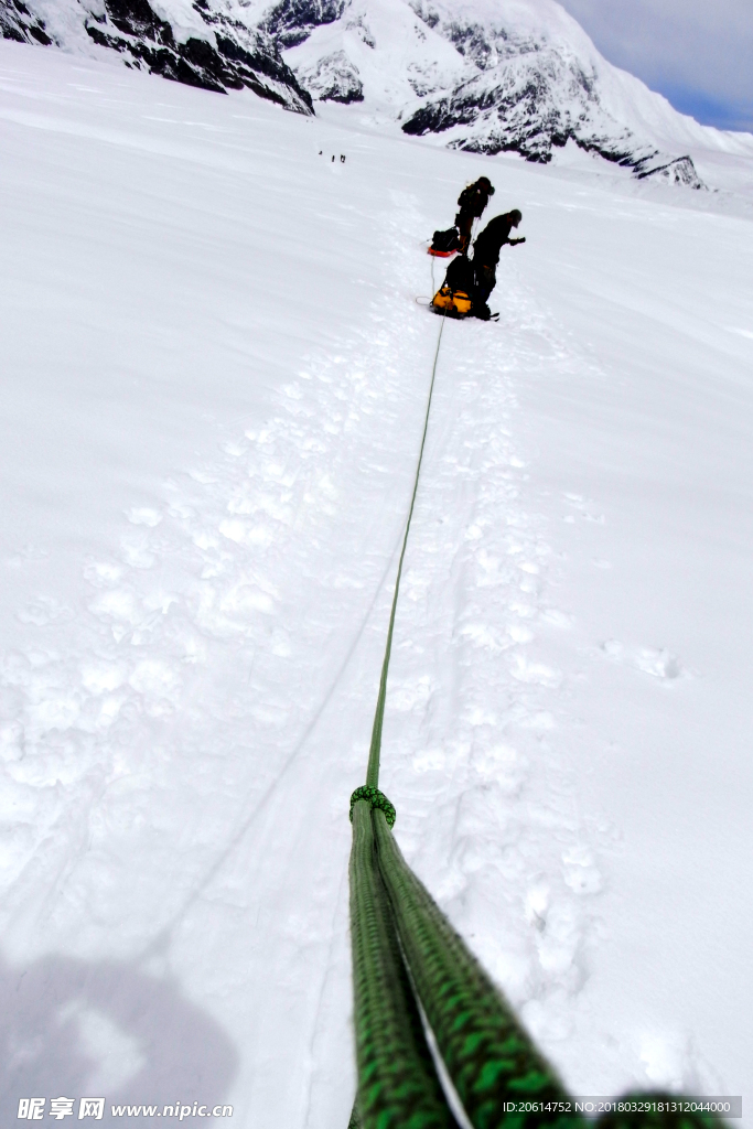 攀登雪山