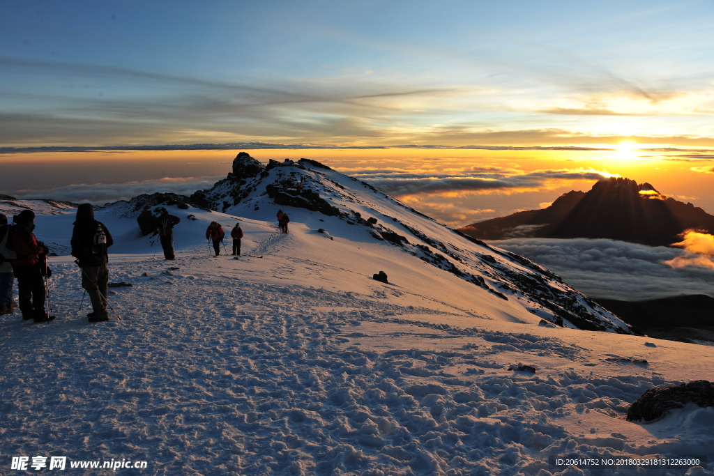 夕阳下的大山风光