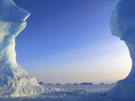 蓝天冰山雪地