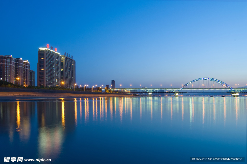 河边夜景