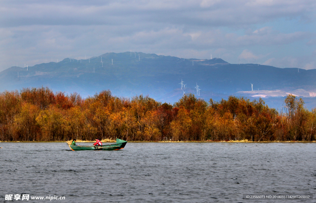 秋日湖面照片