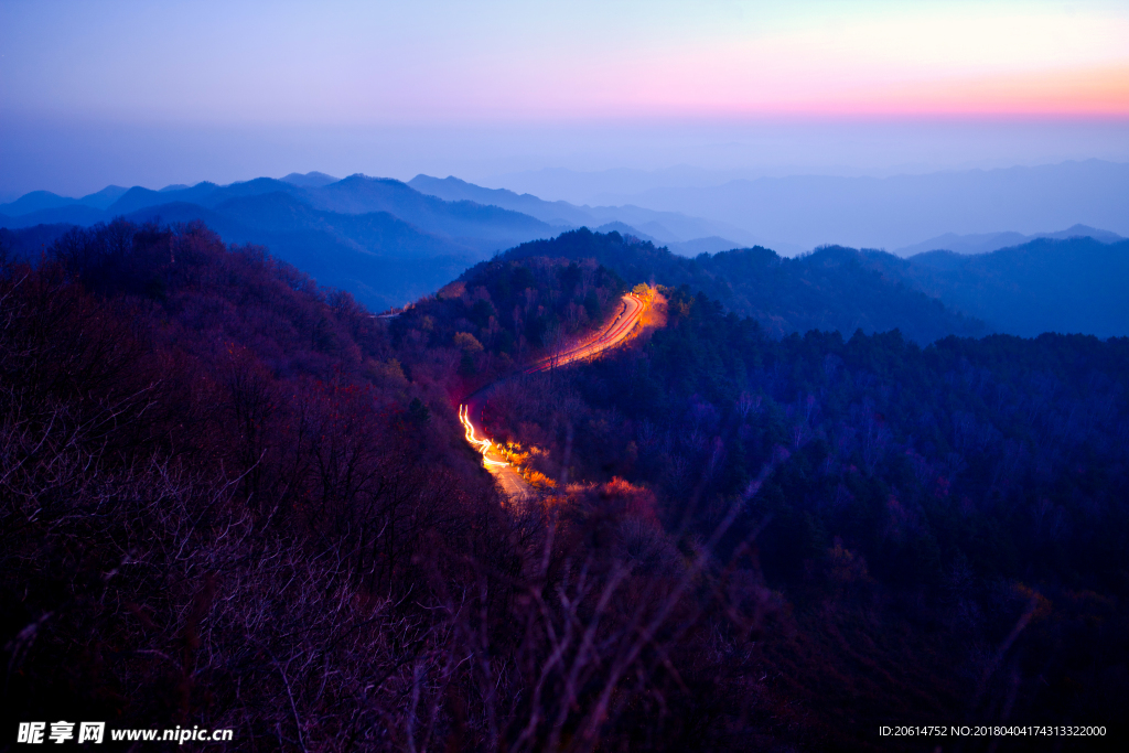 夜幕下的大山风光