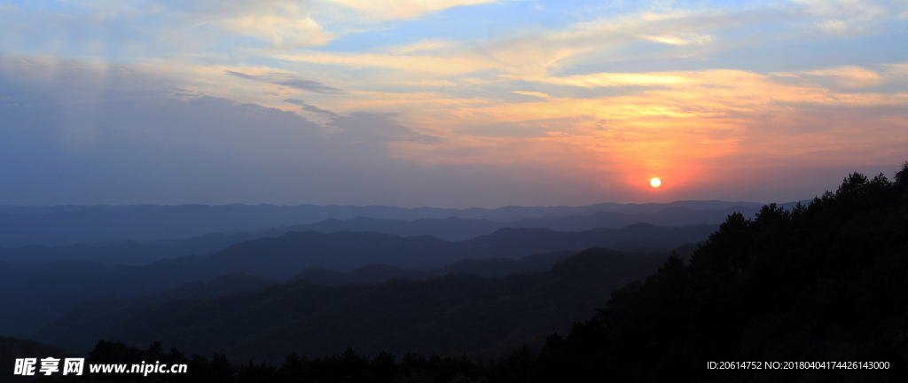 夕阳下的大山风景