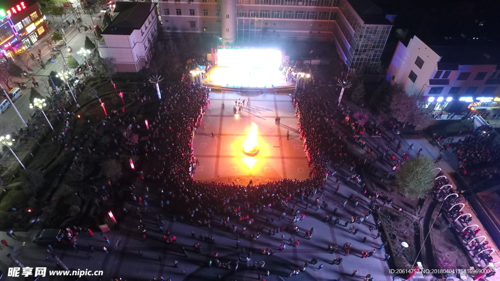 夜色下广场狂欢