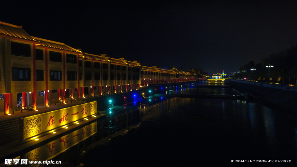 夜色下的河道风光